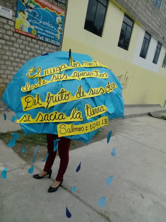 El riega los montes desde sus aposentos; Del fruto de sus obras se sacia la tierra. Salmos 104:13